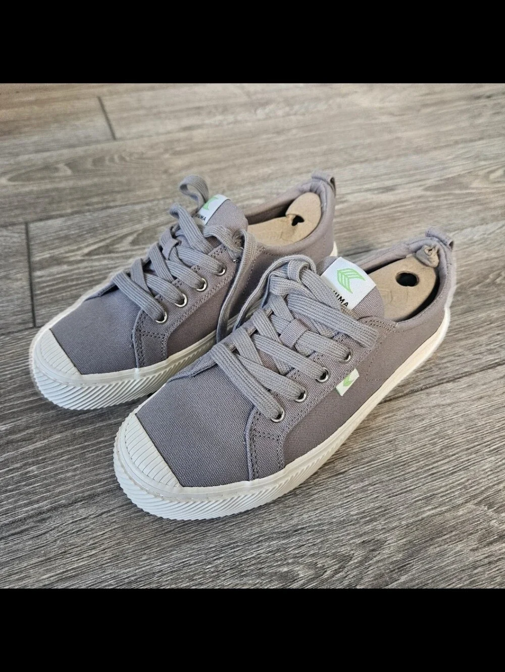 Cariuma OCA Low Canvas Sneaker in Mystic Grey